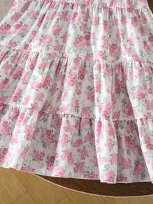 SHEIN Vintaside Kids Đầm dài cổ yếm màu xanh nhạt dịu mát mùa hè dành cho bé gái, chất liệu vải dệt, kiểu dáng chữ A. Với tông màu xanh nhạt dịu nhẹ và thiết kế cổ yếm tinh tế, phần váy được phủ họa tiết hoa trắng nhỏ, như những bông hoa nở rộ mùa xuân. Viền bèo nhún ở dây đeo vai khéo léo và dễ thương, làm tăng thêm vẻ ngọt ngào và chiều sâu cho tổng thể. Thích hợp cho các hoạt động vui chơi trên bãi biển, dã ngoại, thư giãn tại nhà, đám cưới, sinh nhật, biểu diễn tiệc tùng và các dịp khác. - Màu Hồng baby - Xem 5