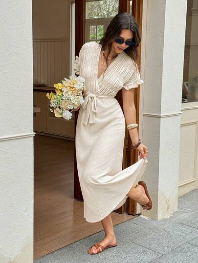 SHEIN Frenchy Đầm ngắn tay cổ chữ V màu trơn tối giản dành cho nữ, thích hợp mặc hàng ngày.