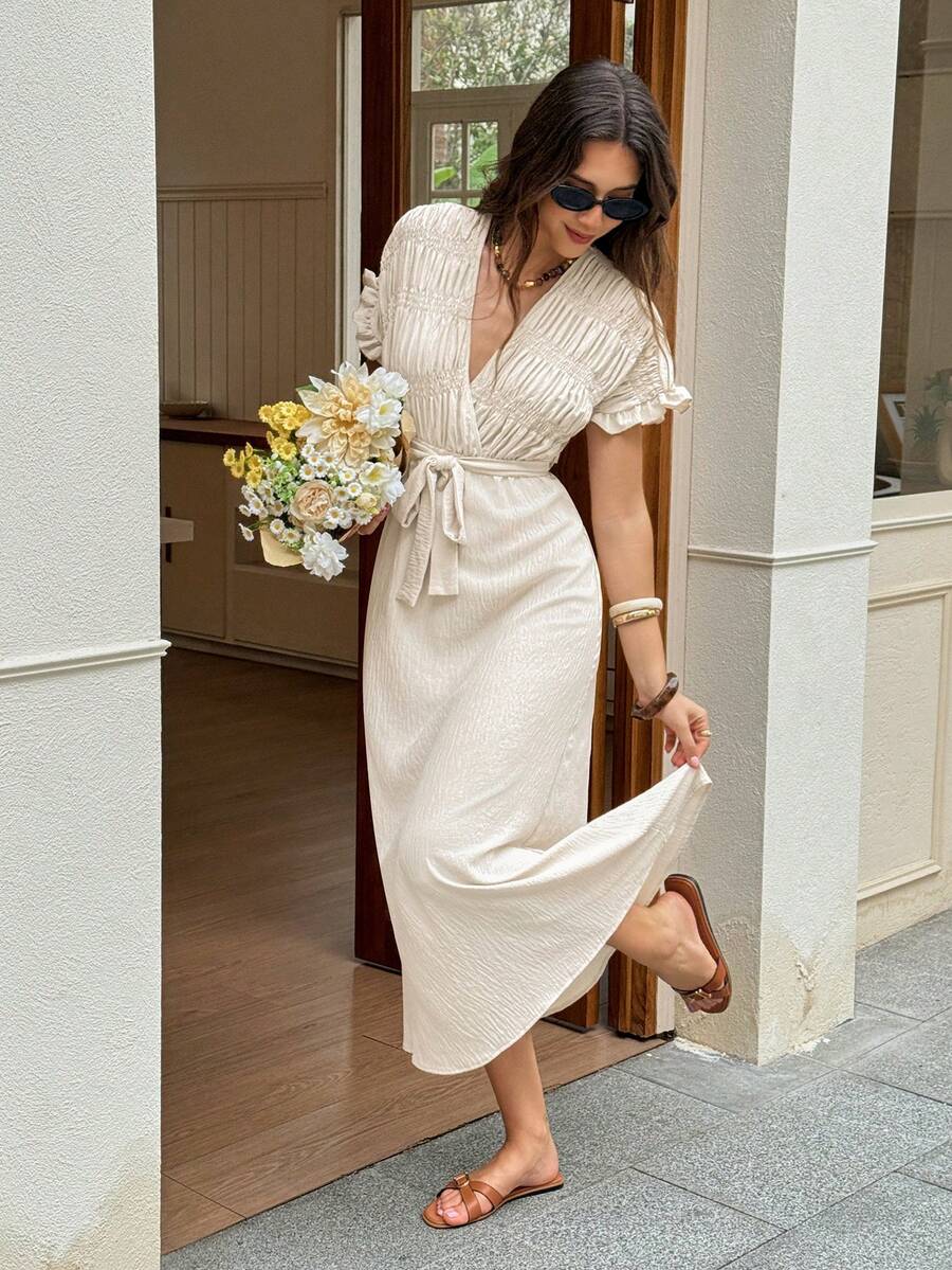 SHEIN Frenchy Đầm ngắn tay cổ chữ V màu trơn tối giản dành cho nữ, thích hợp mặc hàng ngày.