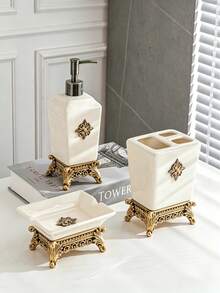 Cirelle Bình đựng sữa dưỡng thể bằng gốm sứ men trắng kem kiểu cổ điển châu Âu, có thể dùng làm giá đựng bàn chải đánh răng, khay đựng xà phòng, bình đựng xà phòng hình vuông sang trọng có thể tái sử dụng với họa tiết hoa nổi, bình đựng sữa dưỡng thể và dầu gội riêng biệt, thích hợp cho phòng tắm, khách sạn, gia đình, nhà bếp, đựng nước rửa tay, dầu gội, dầu xả, sữa tắm, xà phòng lỏng, sữa dưỡng thể, tinh dầu, quà tặng đám cưới, nhà cửa, ngày lễ. - Nhiều màu - Xem 7