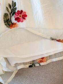Resyla طقم ملابس علوية وشورت كاجوال للنساء مطرز بالزهور بياقة دائرية، قطعتان - لون مشمشي - مشاهدة 6