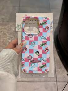 THE POWERPUFF GIRLS X SHEIN Ốp lưng điện thoại Powerpuff Girls Blossom, Bubbles, Buttercup in hình hoạt hình màu hồng xanh caro, chất liệu da màu be, chống sốc, chống rơi, bảo vệ toàn diện cho iPhone 16 15 14 13 12 Pro Max Plus, phong cách Y2K retro, dễ thương, nữ tính, thời trang cao cấp. - Nhiều màu - Xem 7