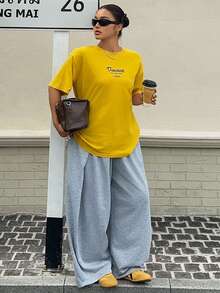 Dazy Plus Camiseta de manga corta con cuello redondo y ajuste holgado con estampado de letras, talla grande, color burdeos - Amarillo - Ver 2