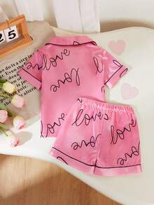 2-teiliges Baby Mädchen Pyjama Set mit Kragen, Kurzarm, Shorts, Sommer rosa mit kontrastierendem schwarzem Rand, Allover-Muster mit LOVE Buchstaben, lässige, stilvolle Homewear, Nachtwäsche, Satin-Seide-ähnlich, glatt, bequem, weich, atmungsaktiv, hochwertig, leicht, hautfreundlich, Kleinkind Loungewear, elegante, modische, sanfte Innentagebekleidung - Altrosa - Übersicht 2