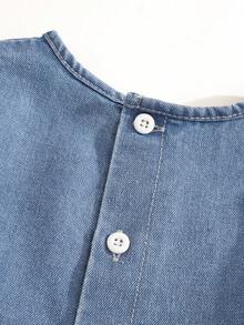 Baby Mädchen Jeans Set. Neue Sommer Kollektion. Modischer Casual Stil. Kurzarm Top + Jeans Hose 2 Stücke Set. Mittelblau Waschung, Taille Rüschen Design mit süßer Schleife Stickerei. Locker A-Linie Silhouette. Elastischer Bund. Leichter, weicher Baumwoll-Denim Stoff, bequem und hautfreundlich. Ein Muss für modebewusste Mädchen. Minimalistischer Casual Stil geeignet für Sommer, Alltagstragen, Fotoshootings, Ausflüge, Partys, Musikfestivals, Urlaub etc. Neue Ankunft Baby Mädchen Jeans Set - Helle Waschung - Übersicht 4