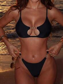 Swim Basics Top de bikini sexy con hebilla de metal y diseño calado para mujer, ideal para vacaciones en la playa - Negro - Ver 1