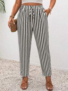 SHEIN Frenchy Pantalones casuales a rayas de talla grande, de tela tejida, para uso diario, ir y venir, vacaciones, con bolsillos - Blanco y Negro - Ver 1