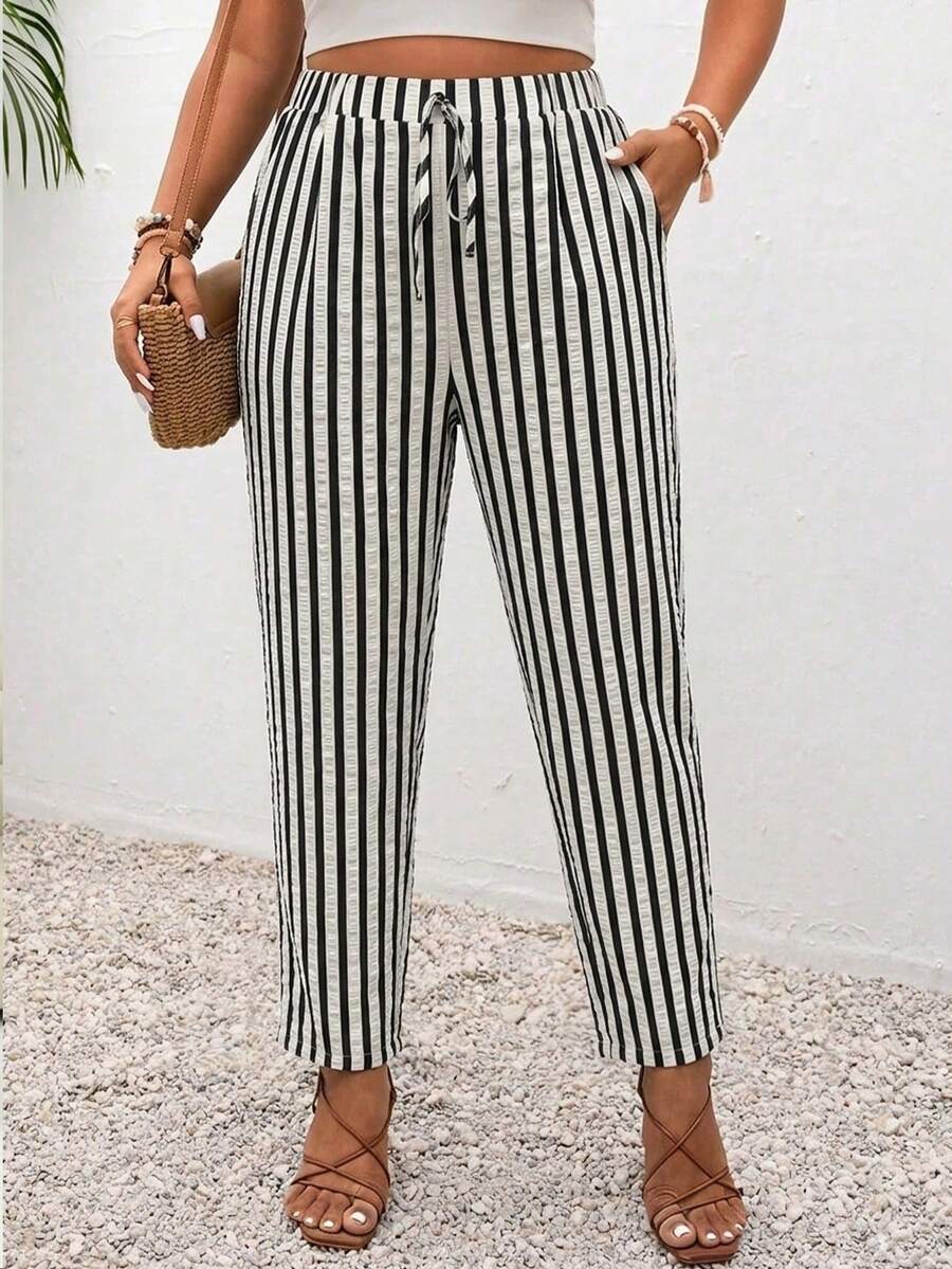 SHEIN Frenchy Pantalones casuales a rayas de talla grande, de tela tejida, para uso diario, ir y venir, vacaciones, con bolsillos - Blanco y Negro - Ver 1