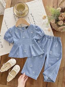 Baby Mädchen Jeans Set. Neue Sommer Kollektion. Modischer Casual Stil. Kurzarm Top + Jeans Hose 2 Stücke Set. Mittelblau Waschung, Taille Rüschen Design mit süßer Schleife Stickerei. Locker A-Linie Silhouette. Elastischer Bund. Leichter, weicher Baumwoll-Denim Stoff, bequem und hautfreundlich. Ein Muss für modebewusste Mädchen. Minimalistischer Casual Stil geeignet für Sommer, Alltagstragen, Fotoshootings, Ausflüge, Partys, Musikfestivals, Urlaub etc. Neue Ankunft Baby Mädchen Jeans Set - Helle Waschung - Übersicht 2