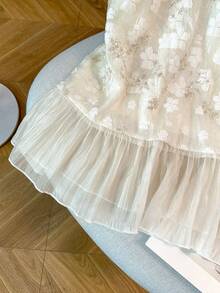 GlowEve CURVE Zanzea 大尺碼女款白色夏季優雅絲滑婚禮賓客上衣，3D刺繡亮片無袖圓領荷葉邊網紗歐根紗休閒上衣 - 杏色 - 查看 4