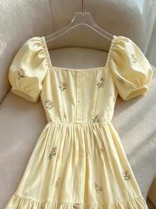 Franclia Vestido de diseño con cuello cuadrado, mangas de pétalos, abotonadura sencilla y volantes en la cintura con estampado floral francés delicado - Amarillo - Ver 3