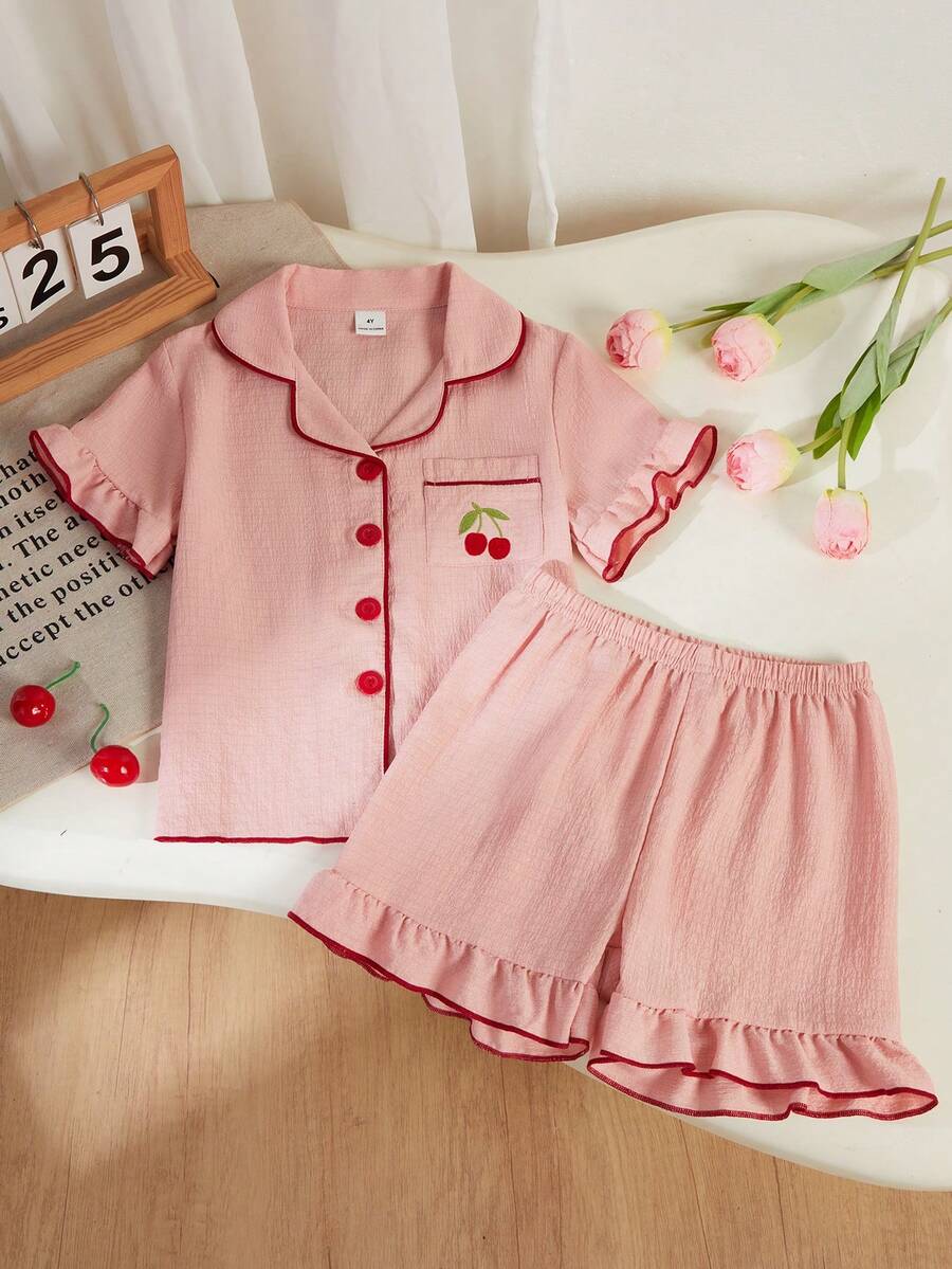 SHEIN Playful Pals 女童睡衣套装,舒适时尚,樱桃刺绣荷叶边装饰,优雅短袖短裤两件套睡衣 - 彩色 - 查看 1
