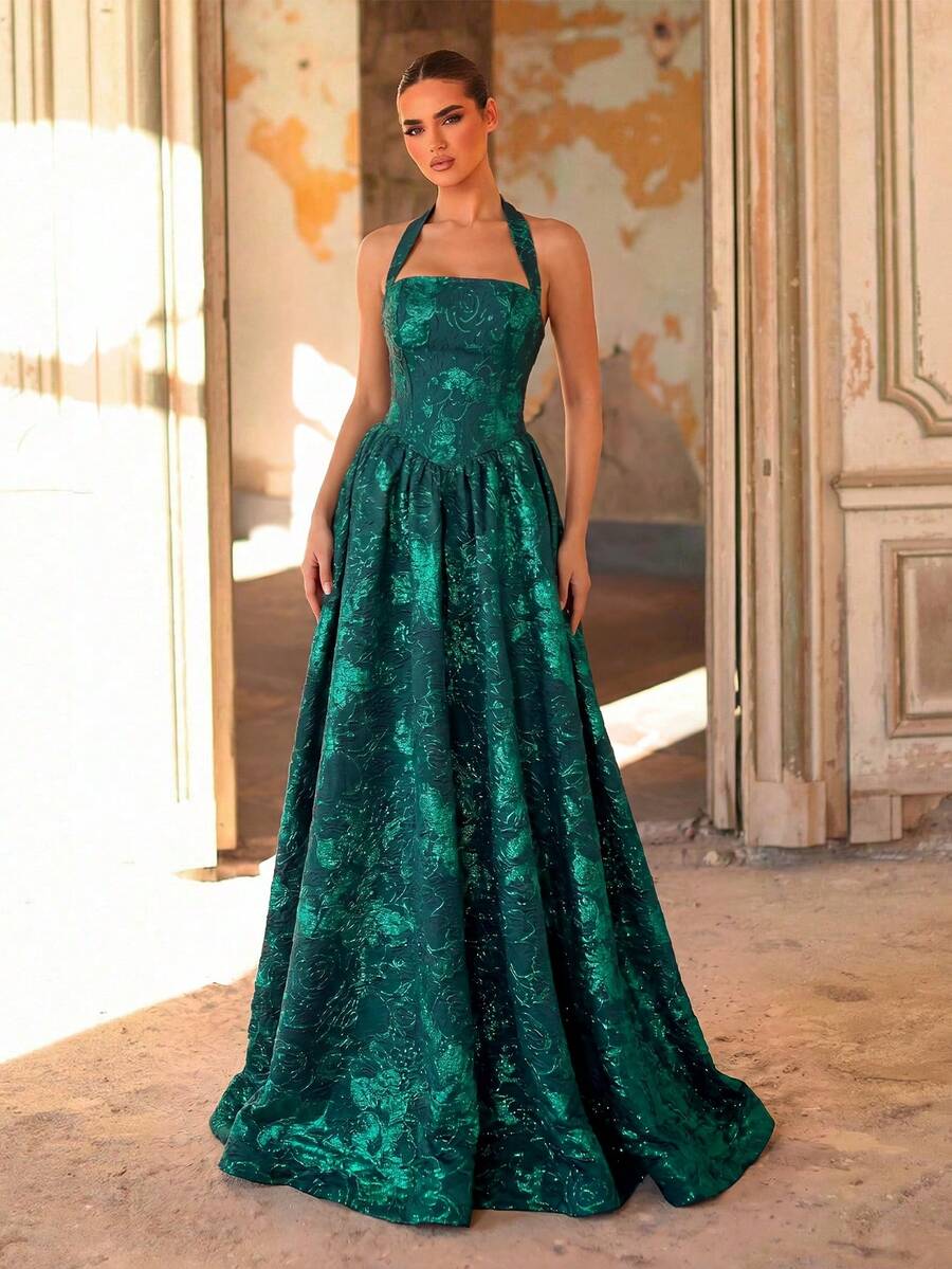 优雅浪漫的时尚提花面料露背连衣裙，搭配宽松裙摆，适合出席优雅派对、婚礼宾客、酒红色正式晚礼服、时尚伴娘礼服、正式晚宴礼服等场合。 - 墨綠色 - 查看 1