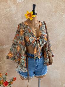 Soleia Plus Size Women Holiday Sun Face Knot Front Cropped Shirt - Multicolor - View 4