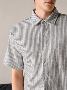 VeloEdit Camisa de manga corta a rayas verticales con corte boxy para hombre, estilo casual refinado para ir al trabajo y uso diario, verano, vacaciones, estilo Old Money, frente y boyfriend - Blanco - Ver 5