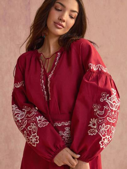 Abito da donna in stile bohémien casual, con colletto annodato, maniche lunghe, spalle scoperte e balze sul fondo