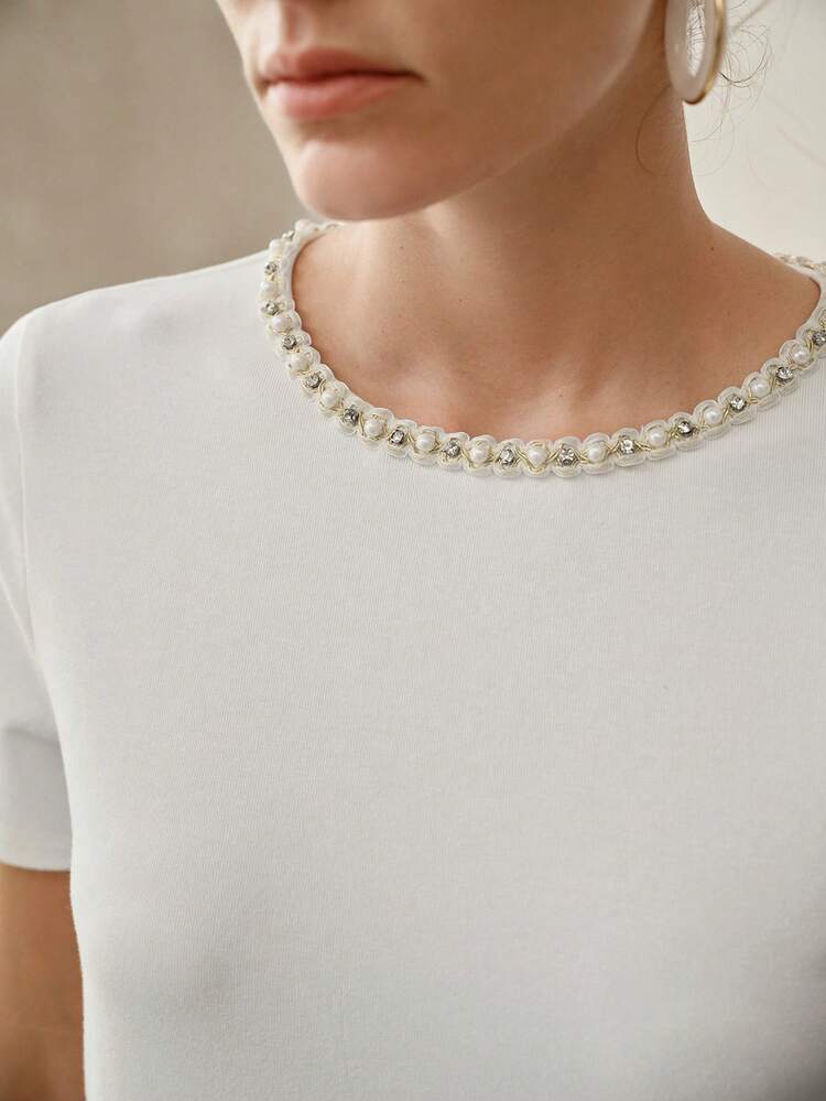 WOMEN'S SHORT SLEEVE FITTED T-SHIRT WITH FAUX PEARL AND RHINESTONE DECOR