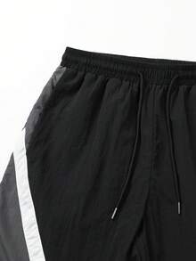 Manfinity EMRG Men's Drawstring Waist Color Block Casual Versatile Daily Wear Shorts - Black - View 6