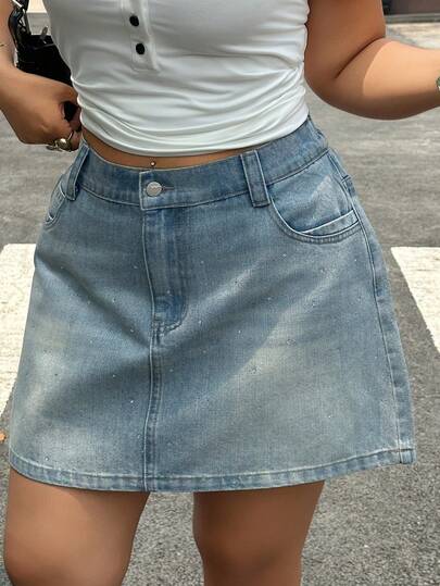 Dazy Plus Chân váy chữ A ngắn bằng vải denim bạc màu, rách nhẹ, đính đá lấp lánh, cỡ lớn, mùa xuân/hè.