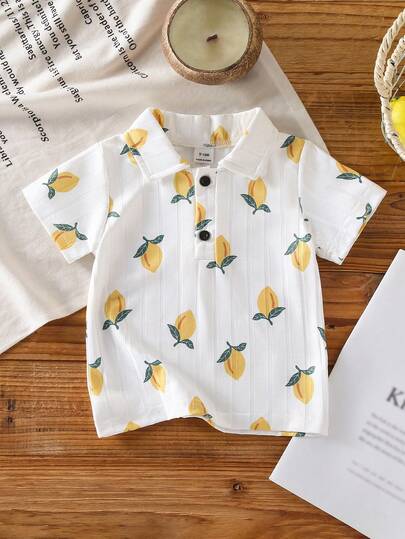 SHEIN Áo polo tay ngắn màu trắng in hình chanh cho bé trai, kiểu dáng giản dị, đa năng, thời trang, thích hợp cho hoạt động ngoài trời.