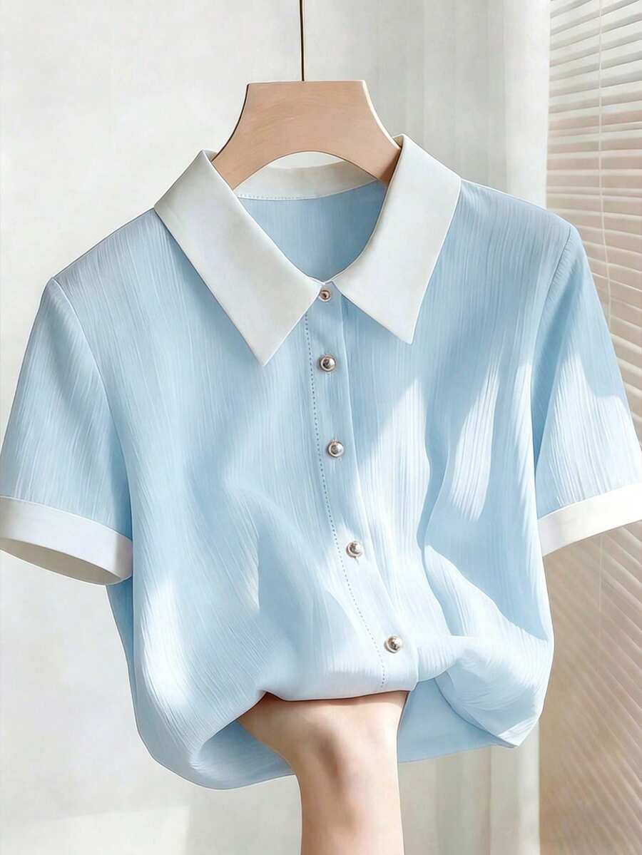 SHEIN Franclia 大码女式新款夏季优雅粉色雪纺衬衫，白色领子，宽松版型，短袖。适合夏季、嘉年华和假日场合。特点包括金属纽扣装饰、百搭款式、撞色领子、宽松版型、短袖和褶皱面料。毕业季服装、时尚休闲通勤装、商务办公服、百搭时尚日常休闲装、都市职业装。 - 淺藍色 - 查看 1