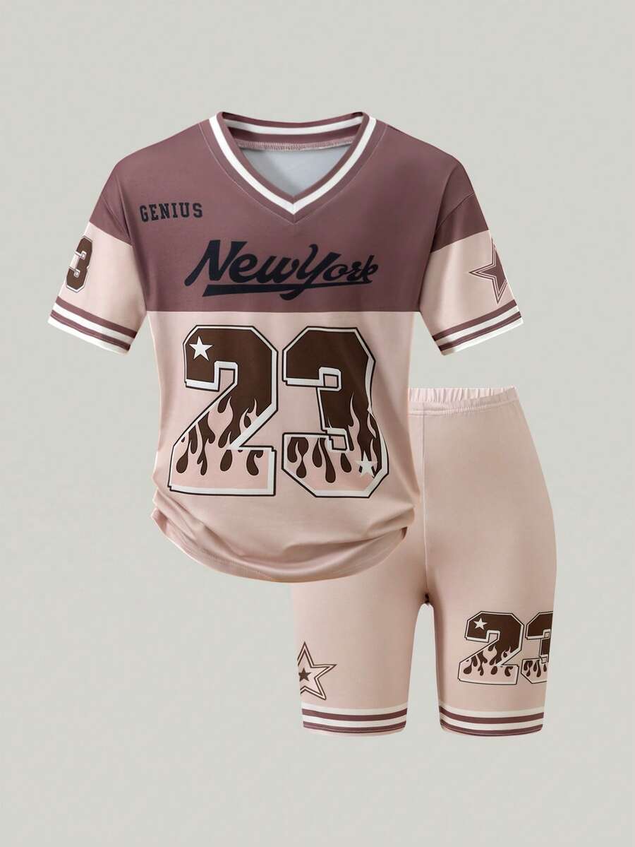 SHEIN ChillGRL Set de 2 piezas para niñas preadolescentes: Camiseta holgada de cuello en V a rayas con estampado de letras y camiseta con estampado numérico, emparejada con shorts ajustados. Conjunto de verano adecuado para deportes, ciclismo, actividades al aire libre, fútbol, baloncesto, correr. - Multicolor - Ver 1