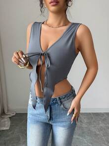 Allurite 性感甜美灰色V领系带不对称下摆针织吊带背心，适合日常穿着、约会、单身派对、春夏等场合。 - 灰色 - 查看 4