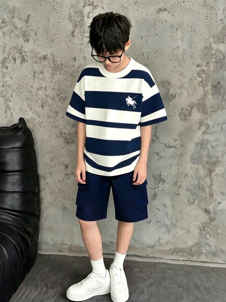 SHEIN Mirajuku 2件套青少年男童时尚休闲条纹印花短袖T恤和简约运动跑步短裤,适合夏季及多个季节穿着 - 藏蓝色 - 查看 1