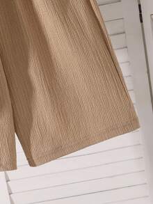 SHEIN Vacaura Bộ đồ đôi cho bé trai gồm áo sơ mi ngắn tay và quần short dệt kim kẻ sọc dọc, chất liệu pha trộn, thân thiện với da và thoáng khí. Áo có thiết kế kẻ sọc dọc nhiều màu với cổ áo nhỏ và tay ngắn; quần short có chun co giãn. Phong cách thường ngày phù hợp cho kỳ nghỉ, đi nhà trẻ, đi biển, v.v. Có thể mặc cả bộ hoặc riêng lẻ để tạo nên một bộ trang phục trẻ em năng động, tươi sáng, một bộ đồ thời trang cho năm học mới. - Màu Khaki - Xem 7