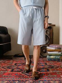 VeloEdit Quần short nam Bermuda mùa hè dáng casual kẻ sọc có dây rút eo, hiệu Old Money - Xanh và trắng - Xem 1