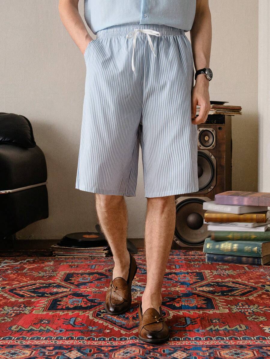 VeloEdit Quần short nam Bermuda mùa hè dáng casual kẻ sọc có dây rút eo, hiệu Old Money - Xanh và trắng - Xem 1