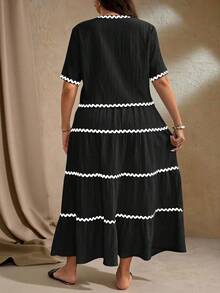 Roveilla Conjunto de 2 piezas talla grande para mujer: Camisa de manga corta con cuello en V y recorte a color con lazo delantero, y falda mini con volantes en el bajo - Negro - Ver 2