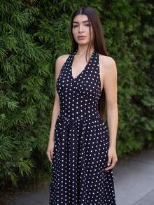 Andrea Bello 夏季優雅波點無背後頸連衣裙 - 黑與白 - 查看 6