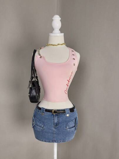 Bellisia 链条肩带不对称镂空铆钉孔眼金属装饰无袖短款字母印花Y2K性感露脐上衣，适合约会、外出、音乐节、春夏穿着。