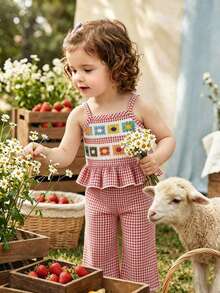 SHEIN Áo hai dây thời trang hàng ngày cho bé gái với họa tiết hoa móc nhiều màu sắc và ren tinh tế, kết hợp với quần ống rộng kẻ caro, bộ trang phục dễ thương đón nắng, thích hợp cho các chuyến đi chơi và kỳ nghỉ hè. - Đỏ - Xem 1