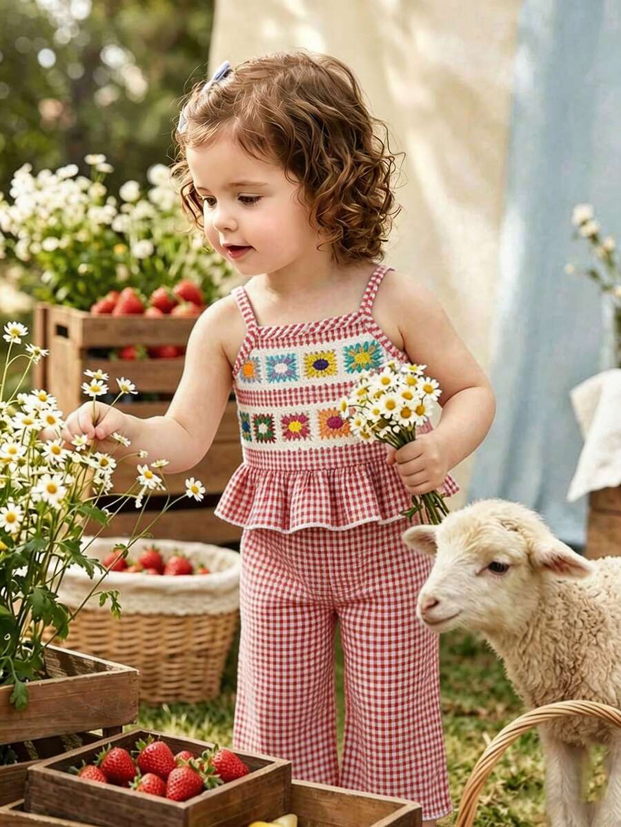 SHEIN Áo hai dây thời trang hàng ngày cho bé gái với họa tiết hoa móc nhiều màu sắc và ren tinh tế, kết hợp với quần ống rộng kẻ caro, bộ trang phục dễ thương đón nắng, thích hợp cho các chuyến đi chơi và kỳ nghỉ hè. - Đỏ - Xem 1