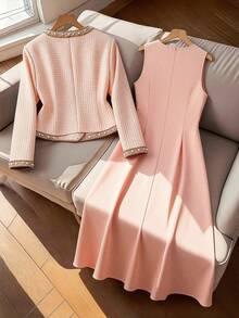 GlowEve CURVE Conjunto de 2 piezas talla grande para mujer: Elegante chaqueta de cárdigan de manga larga con escote en V y adorno de perlas en contraste, y vestido largo con cuello redondo y decoración de perlas, adecuado para otoño/invierno, uso casual, trabajo y ocasiones - Naranja Coral - Ver 2