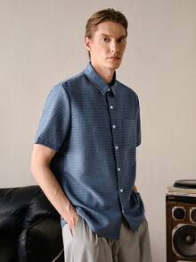 VeloEdit Camisa casual de botão com mangas curtas e listras azuis para homens, camisa casual de botão com bordado de cavalo, camisa de praia de casamento de verão sem colarinho, camisa azul listrada leve e respirável, camisa azul listrada slim fit, Top azul listrada de textura sólida, camisa azul listrada essencial de verão slim fit para homens - Azul - Visão 4
