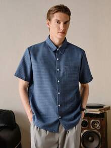 VeloEdit Camisa casual de botão com mangas curtas e listras azuis para homens, camisa casual de botão com bordado de cavalo, camisa de praia de casamento de verão sem colarinho, camisa azul listrada leve e respirável, camisa azul listrada slim fit, Top azul listrada de textura sólida, camisa azul listrada essencial de verão slim fit para homens - Azul - Visão 7