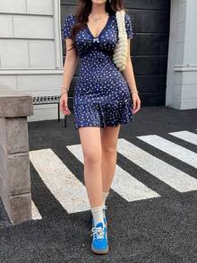 K-Vae 韩版女士温柔碎花及膝连衣裙，V领收腰荷叶边下摆修身迷你连衣裙 - 彩色 - 查看 4