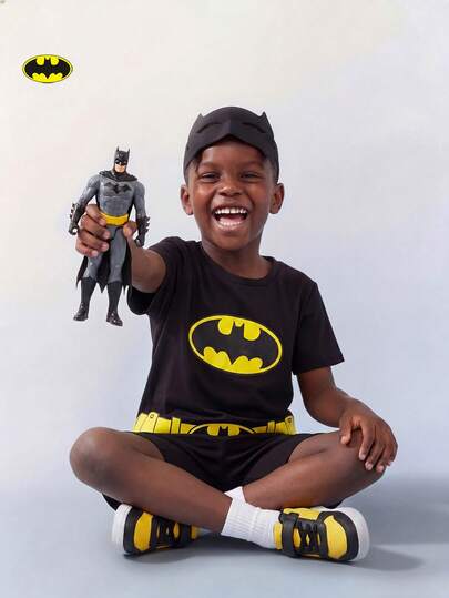 Maija Kids BATMAN X SHEIN Maija Kids Bộ 3 món: Áo thun ngắn tay cổ tròn in hình hoạt hình, quần short cạp chun và mặt nạ ngủ cho bé trai.