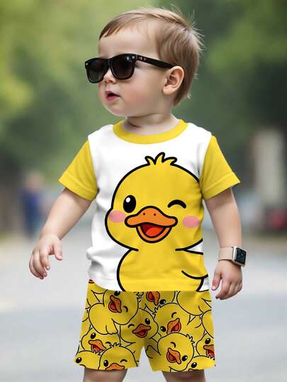 SHEIN 两件套男婴休闲可爱小鸭印花圆领短袖T恤和短裤针织套装，适合春夏穿着，街头风十足。