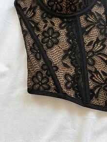 Soleia 女士度假风蓝白花卉印花蕾丝边塑形吊带背心，适合派对、情人节、约会、下午茶、海滩游轮、嘉年华、春夏假期等场合。 - 黑色 - 查看 3