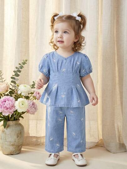 Baby Girls' Denim Set. New Summer Collection. Fashionable Casual Style. Short Sleeve Top + Denim Pants 2-Piece Set. Medium Blue Wash, Waist Ruffle Design With Cute Bow Embroidery. Loose A-Line Silhouette. Elastic Waistband. Lightweight Soft Cotton Denim Fabric, Comfortable And Skin-Friendly. A Must-Have For Fashionable Girls. Minimalist Casual Suitable For Summer, Suitable For Daily Wear, Photo Shooting, Outing, Party, Music Festival, Vacation, Etc. New Arrival Toddler Girls' Denim Set