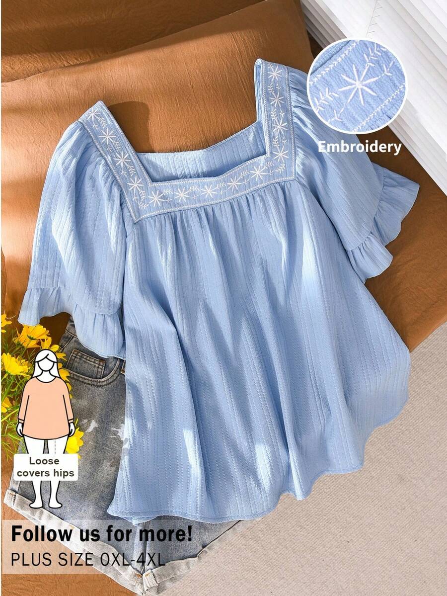 SHEIN Cosyjoi 大码女式方领刺绣荷叶袖纹理面料蓝色衬衫，休闲大码衬衫，春夏新品 - 淺藍色 - 查看 1