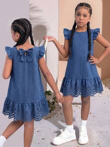 SHEIN Elladie kids 一件少女休闲蓝色连衣裙，采用亚麻质感面料，纹理清晰，舒适的圆领设计搭配荷叶袖，后领饰有大蝴蝶结，镂空花朵图案和荷叶边下摆，宽松直筒版型，适合各种身材，轻盈透气，适合春夏日常穿着、校园活动，2026春夏时尚连衣裙，夏季派对必备。 - 藍色 - 查看 2
