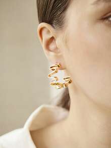 MOTF PREMIUM PRE18K GOLD PLATED LINEAR WAVE METAL SIMPLE TEMPERAMENT EARRINGS - Yellow Gold - View 3