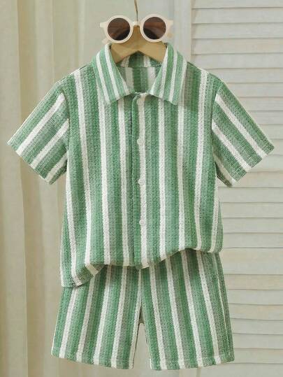 SHEIN Streecool Kids Bộ 3 món áo thun ngắn tay và quần short dệt kim kẻ sọc dọc cho bé trai, chất liệu vải pha, thân thiện với da và thoáng khí. Áo có thiết kế kẻ sọc dọc nhiều màu với cổ áo nhỏ và tay ngắn; quần short có chun co giãn. Phong cách thường ngày năng động, phù hợp cho mặc hàng ngày, đi nhà trẻ, đi biển, v.v. Có thể mặc cả bộ hoặc riêng lẻ, tạo nên một bộ trang phục trẻ em năng động và tươi tắn, một bộ đồ thời trang cho năm học mới.