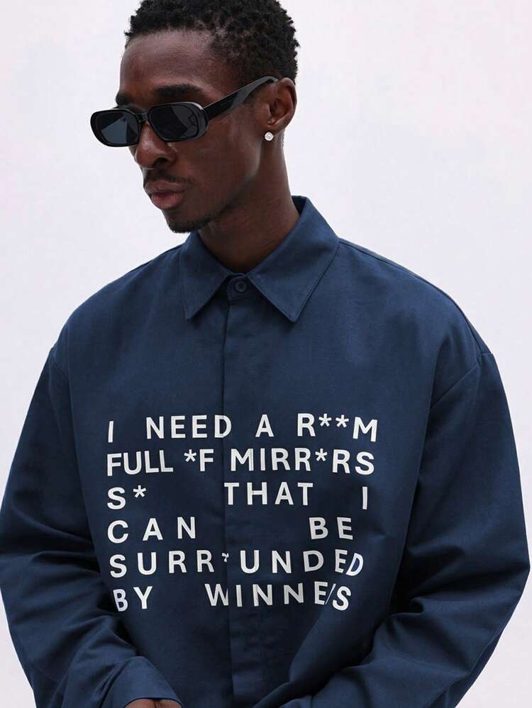 ネイビーブルーのカジュアルステートメントシャツ、クロップフィット メンズ オーバーサイズ 長袖 ボタンダウンシャツ、フロントテキストグラフィック