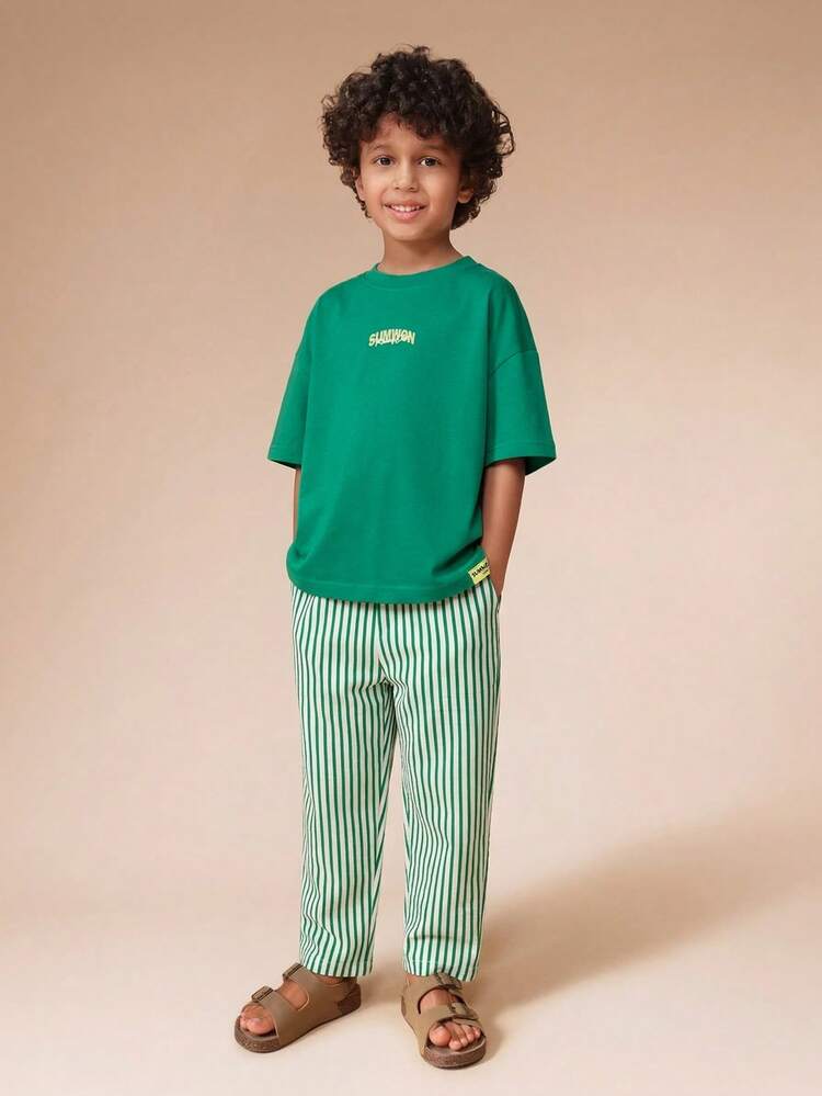 Conjunto de verano para niños con camiseta oversize estampada con coches de carreras y pantalones a rayas, conjunto informal de dos piezas con cuello redondo y manga corta